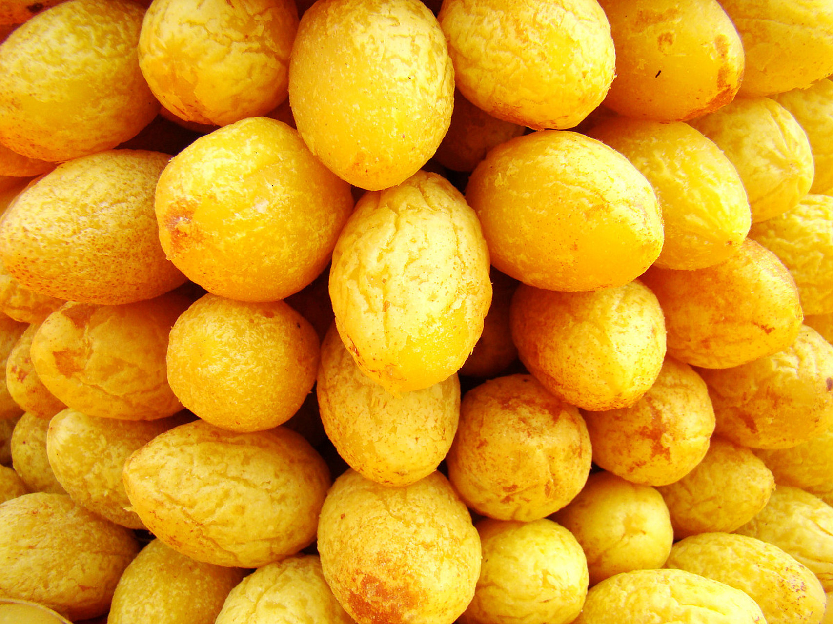 鸡公榄是广州西关传统的零食之一,也是当地非常受欢迎的美食.