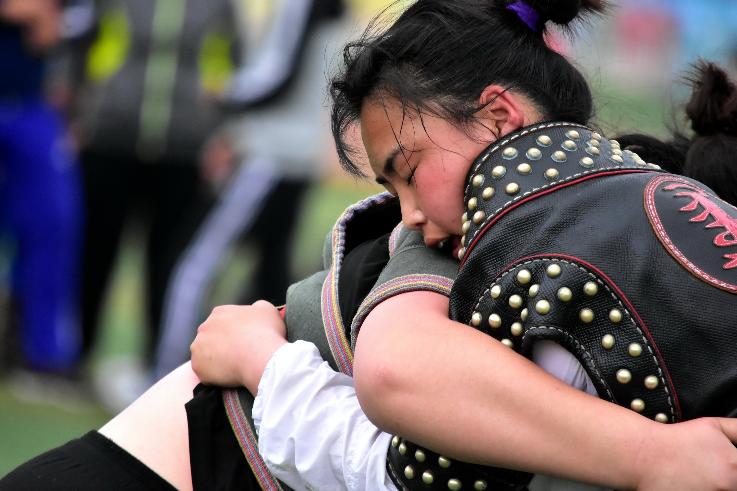 蒙族女摔跤手二十分钟鏖战不分胜负,张张图片都扎心,她俩都赢了