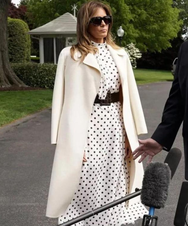 梅拉尼娅精心穿波点连衣裙,不料风太大,遭遇尴尬瞬间!