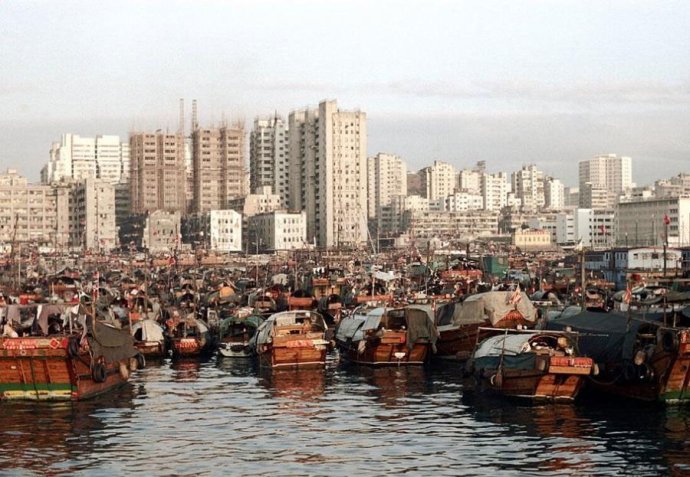 5张珍贵老照片:图一是70年代的香港码头,图四是台湾学生在军训