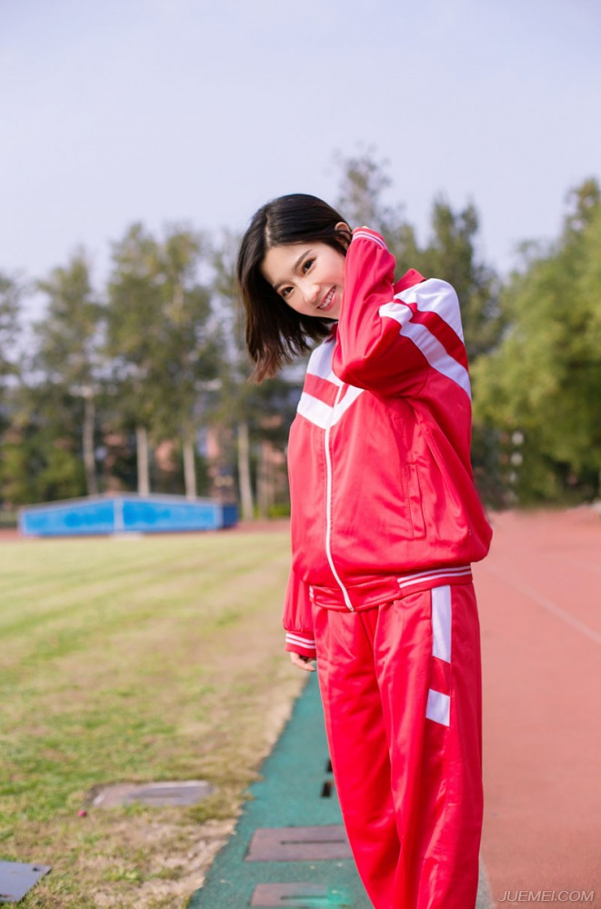 操场穿校服的高中生美女 甜美活泼