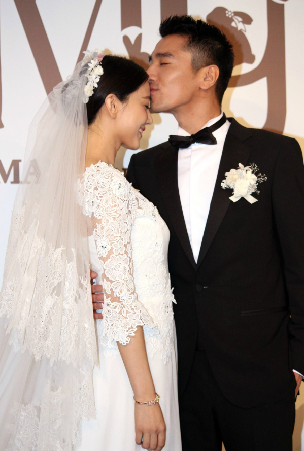 高圆圆靠在落地窗旁笑靥如花.