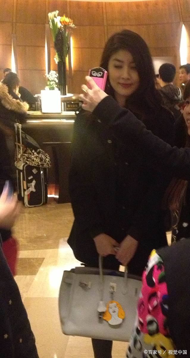 奶茶阿姨:菲菲前夫新女友首曝光,声音甜美,网友:比小敏年轻!