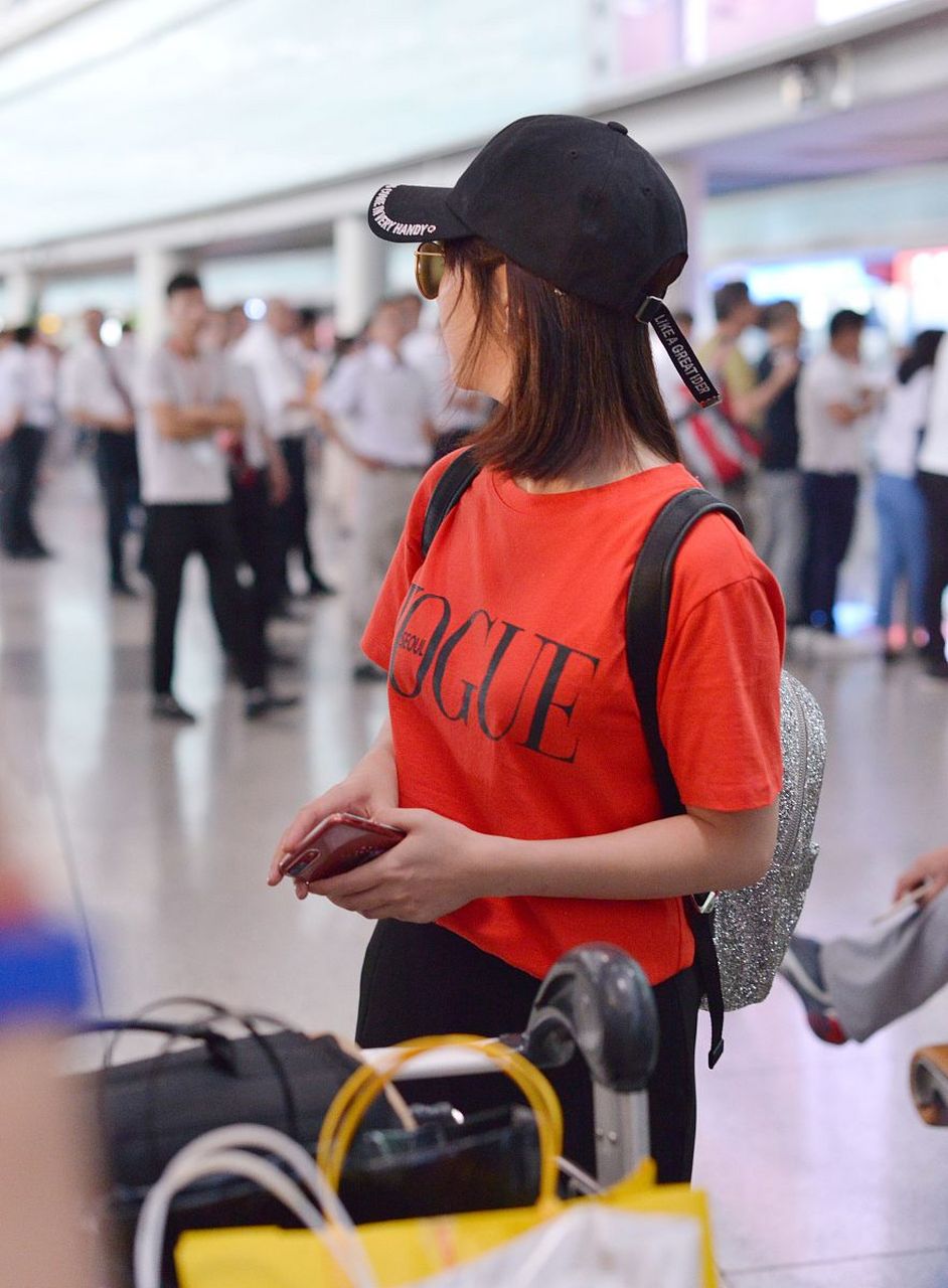 谭松韵,身穿红色t恤搭配棒球帽,再加上一副时髦眼镜,瞬间散发出无与伦