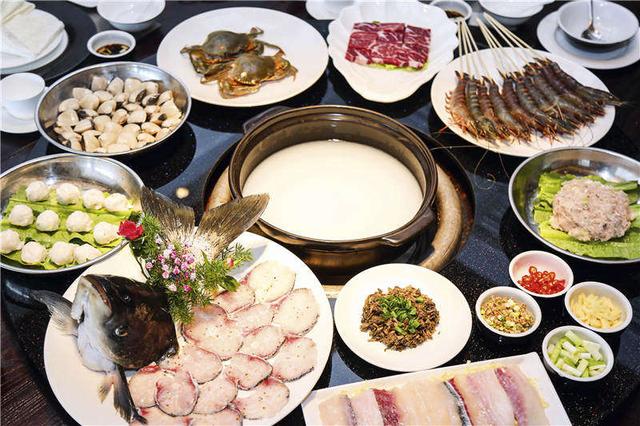 一锅鸡,炭炉煲,粥水火锅,追求食材原味的广式打边炉为什么能倍受广东