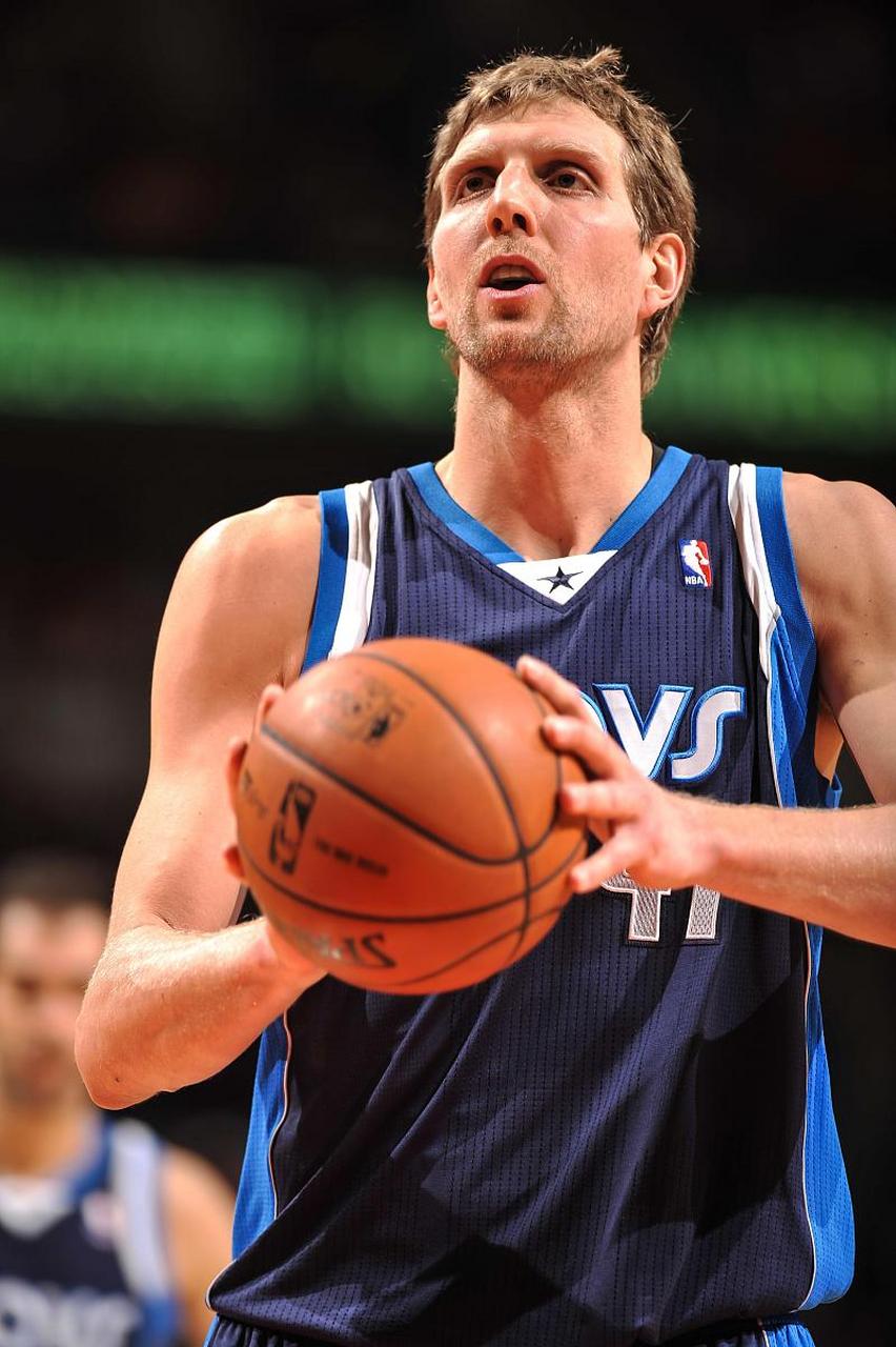 作为四大前锋之一的诺维茨基,凭借一招金鸡独立驰骋联盟,更是单核带队