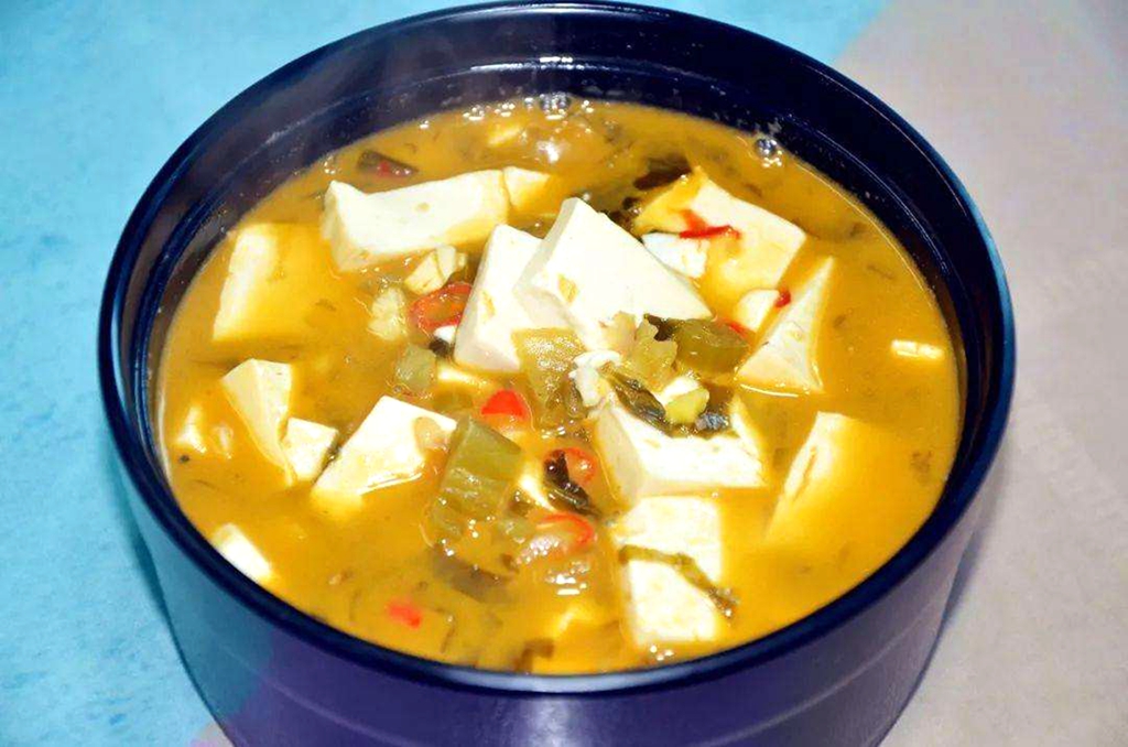 酸菜豆腐汤不入味,厨师说漏嘴:按照这个方法做,酸辣可口