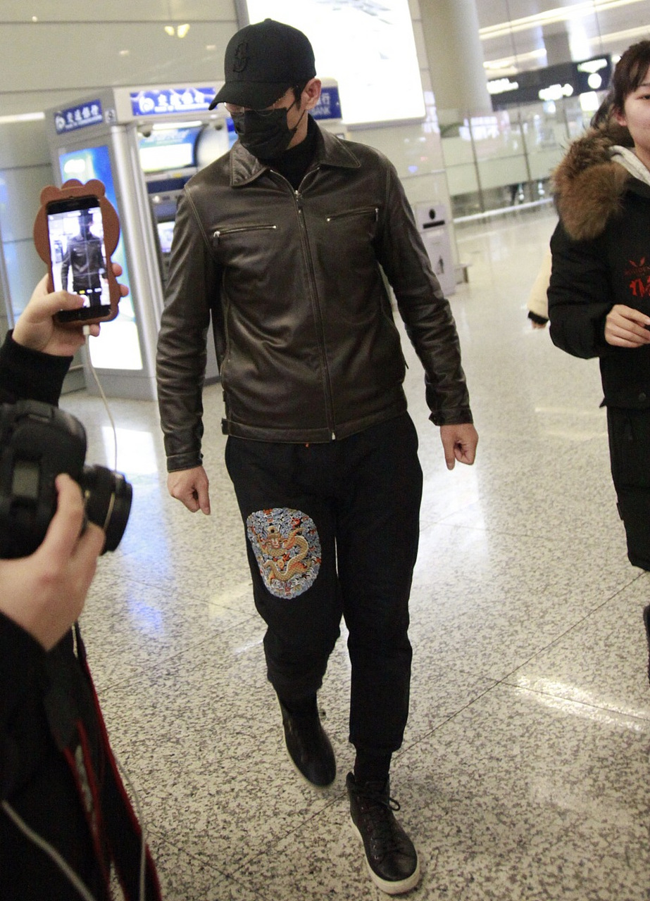 老戏骨王劲松为戏脸上被扎40多针,成名后怒骂年轻演员!