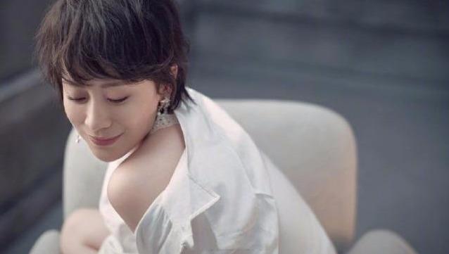 41岁的海清登《男人装》,黑白蕾丝多样风情,秀香肩演绎高级性感