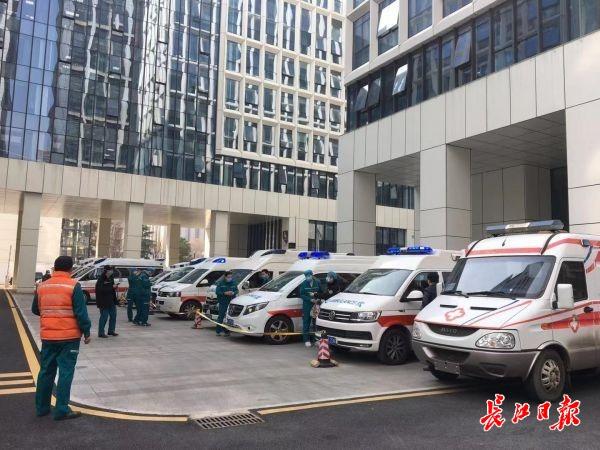 首批救护车队驰援武汉