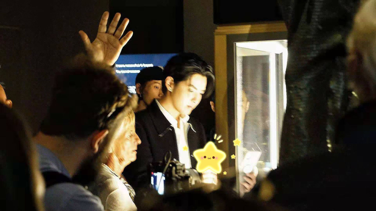 路人在罗马圣天使堡偶遇吴亦凡 超人凡很会飞意大利工作顺利