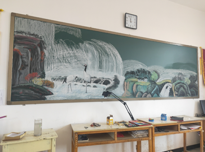 00后的黑板报多出彩?不敢相信是粉笔画的!网友:比90的后强多了