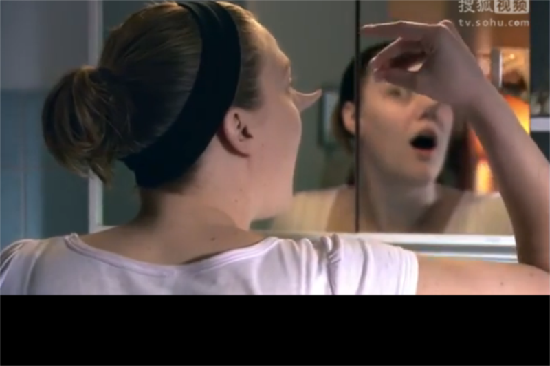 《塑胶人》:随意拉伸的躯体,在漂亮与真实之间选择