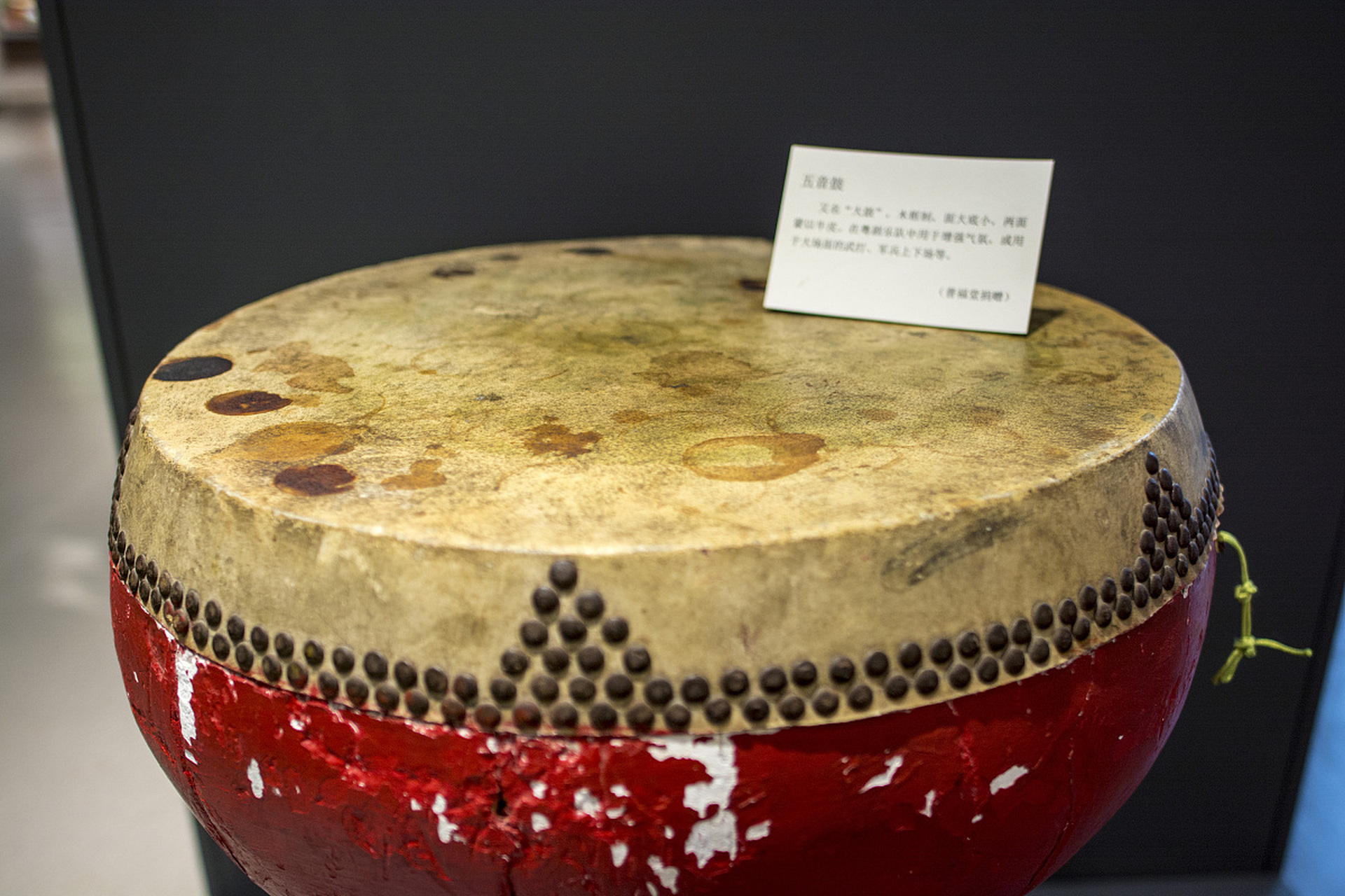 西藏密宗法器如人皮唐卡,肉莲花等,制作残忍,涉及少女与农奴的牺牲.