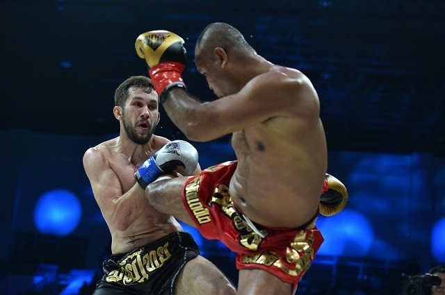 泰拳王沙西拉克打武林风比播求还猛?"死神"方便下劈腿打回泰国