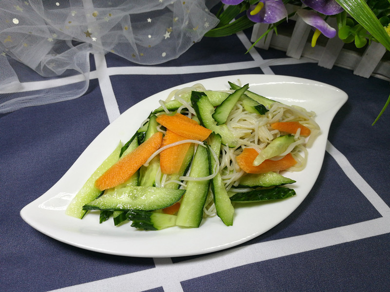 几分钟就可以端上桌的早餐,清淡美味爽口,我家孩子很喜欢