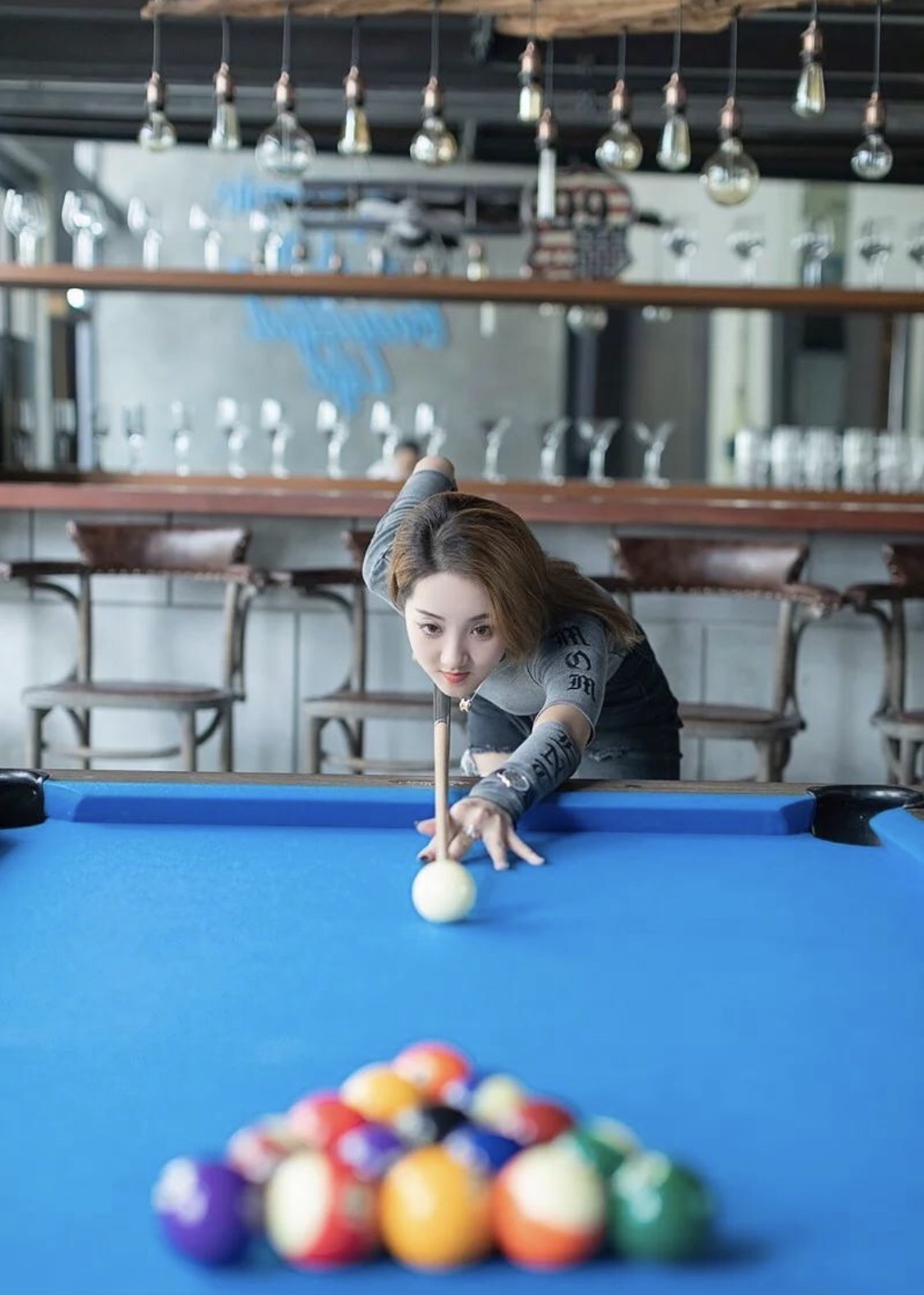 打台球的美女,能给人一种很具象化的女神印象.