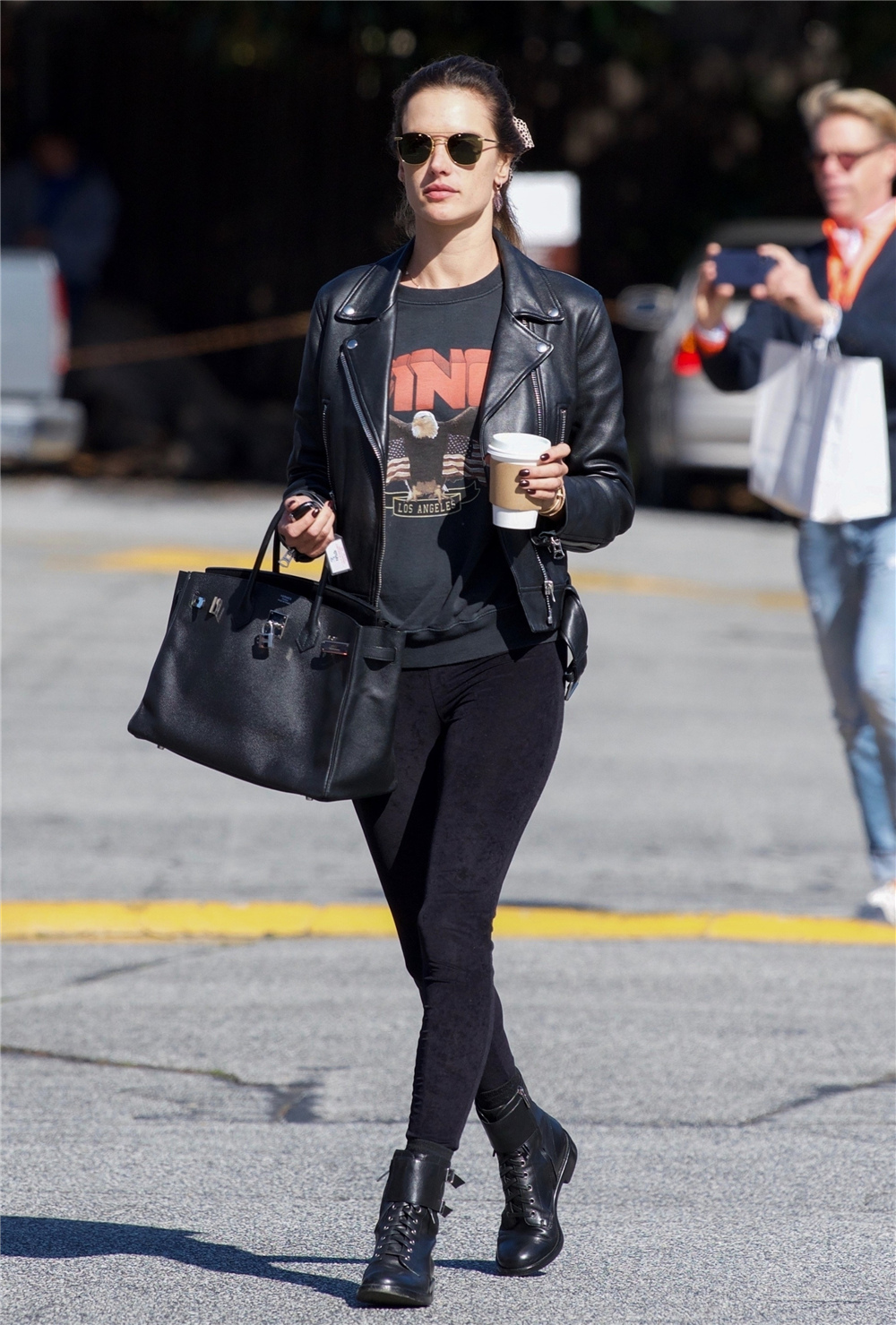 超模aa衣品开挂,穿皮衣配皮靴又美又酷,但五五分比例让人不淡定