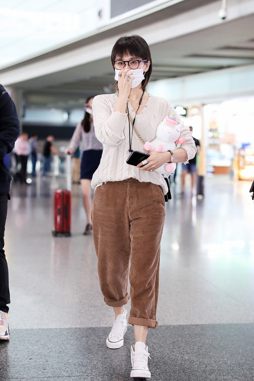 这位女星在吃完饭后穿着拖鞋出门,这一行为是否得体呢?