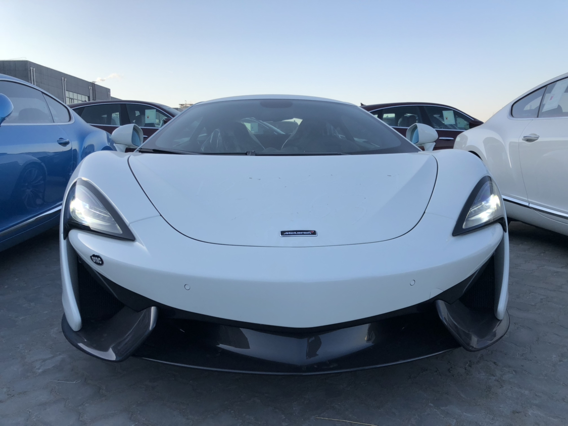 17款迈凯伦570s白色,之所以叫570s是因为马力570匹