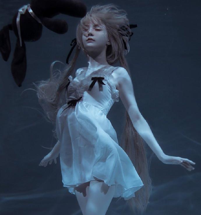 俄罗斯萌妹rocksy light,cos穹妹还原度100%,太惊艳了!