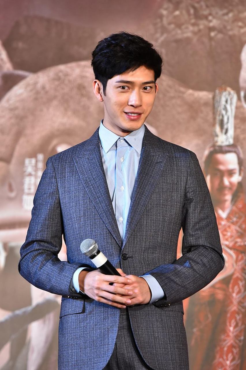 彭冠英身高189cm,站在一众男明星中,也是"鹤立鸡群"的存在.