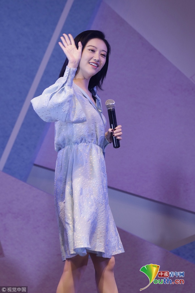 景甜一袭蓝裙美如仙子 大玩自拍比心示爱粉丝