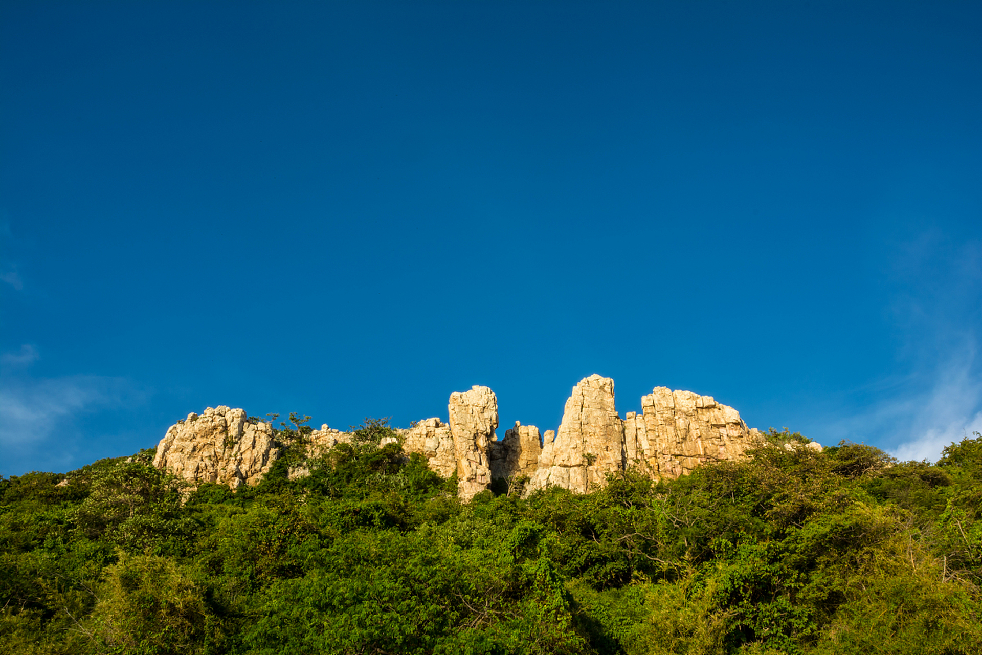 承德半壁山风景区是河北的璀璨明珠,集自然与历史文化于一体.