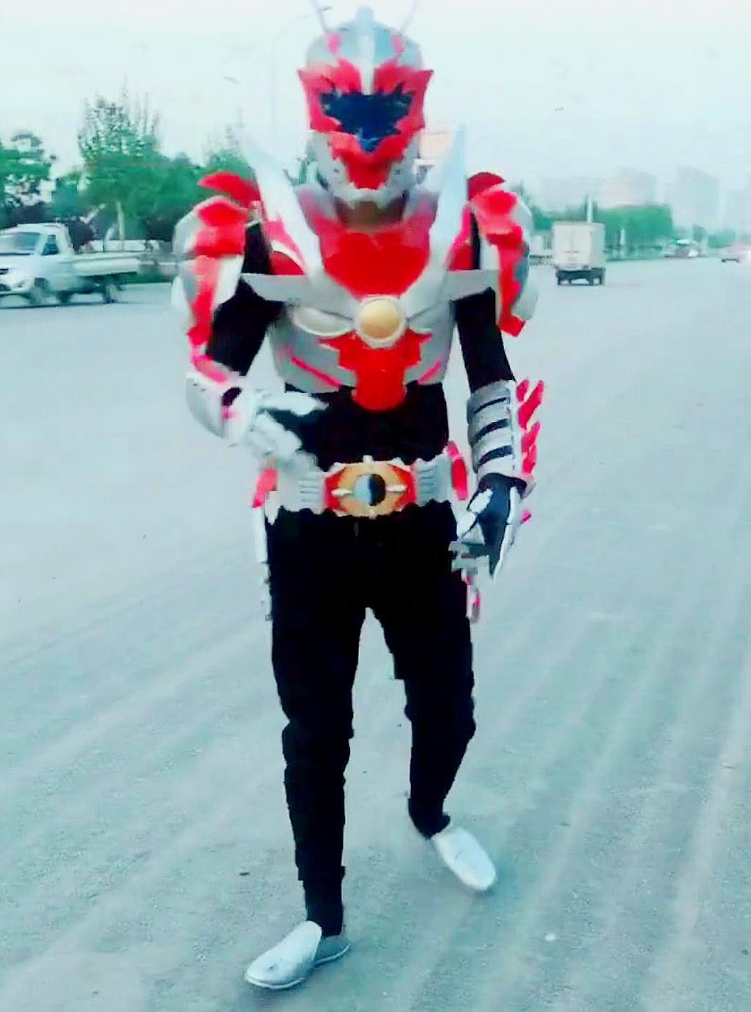 手艺人自制炎龙铠甲套装,若不是鞋子穿帮,还真以为有异能兽来了