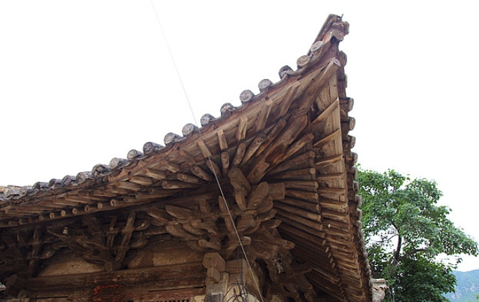 歇山顶就是歇山式屋顶,这种样式宋朝时期称为九脊殿,清朝改称为九脊顶