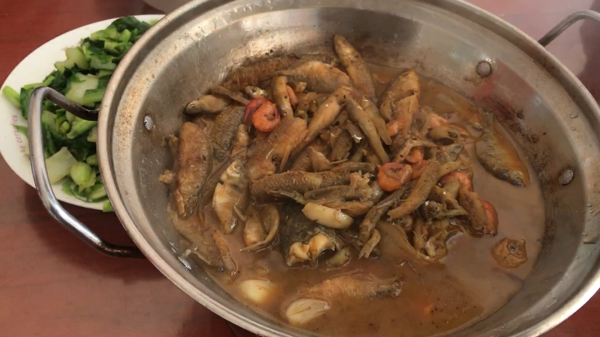 地笼网到不少野生小鱼,做了一锅干锅鱼,味道真鲜!
