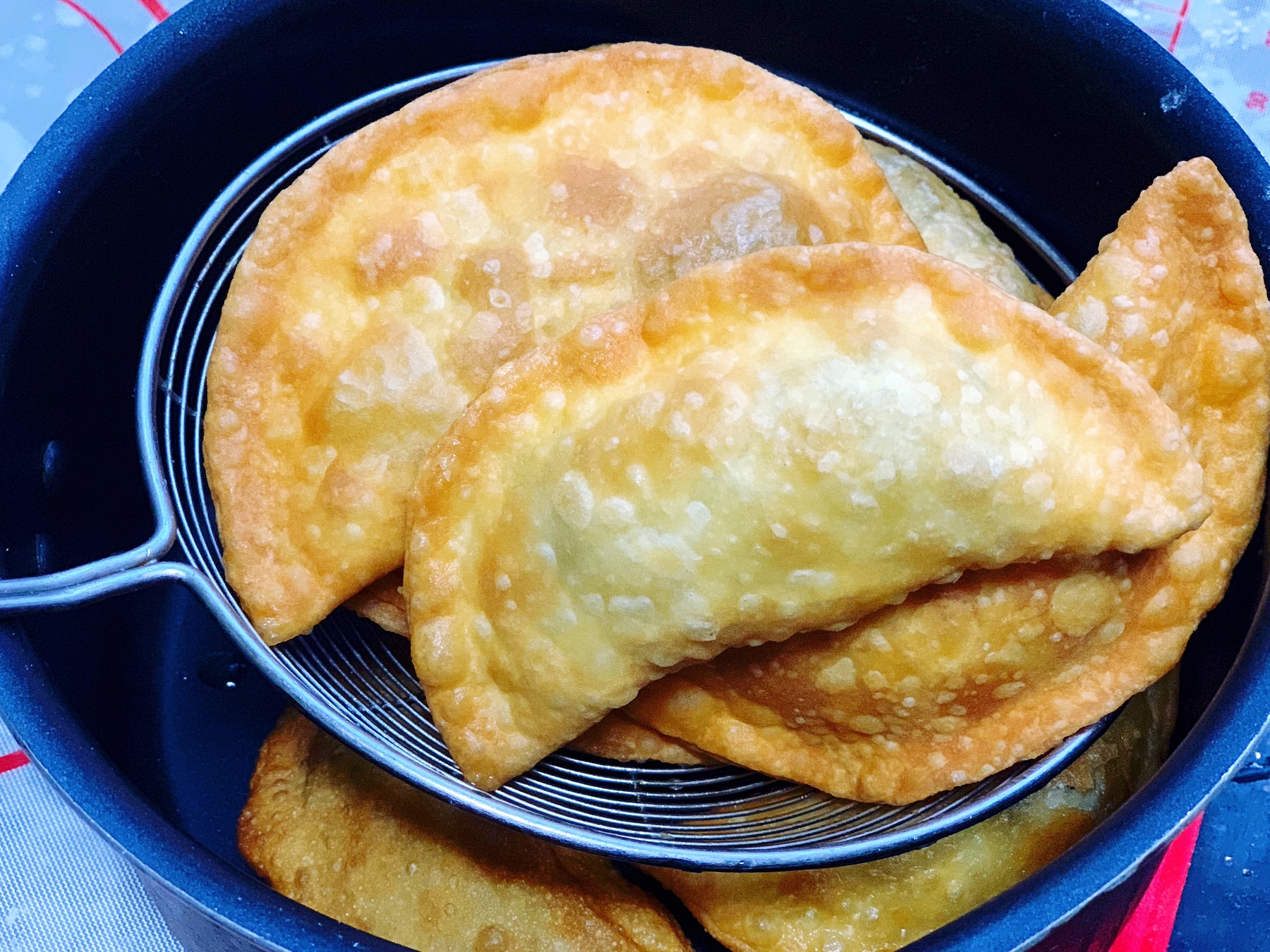 喜欢吃饺子的试试这种做法,咬一口酥得掉渣,关键还不油腻,好吃