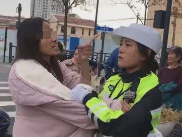 江蘇美女輔警執勤被打,執法權威何時才能真正樹立!