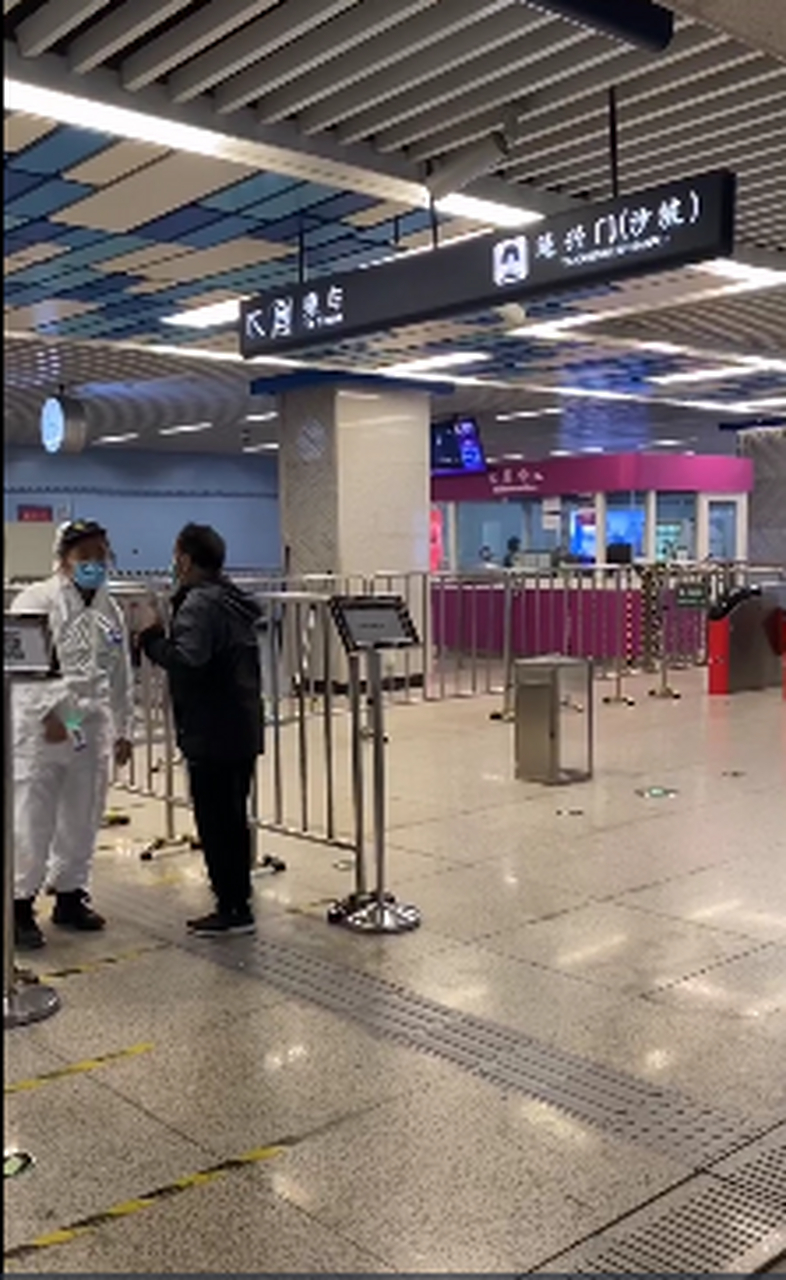近日,在陕西西安地铁延兴门地铁站,一外国小伙乘地铁却拒绝配合防疫