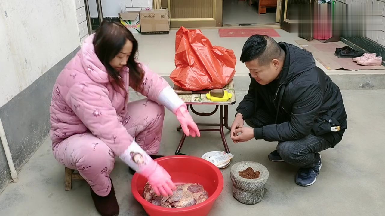 小尚和静静腌制牛肉,古董蒜臼派上用场 家庭版五香牛肉,看馋了