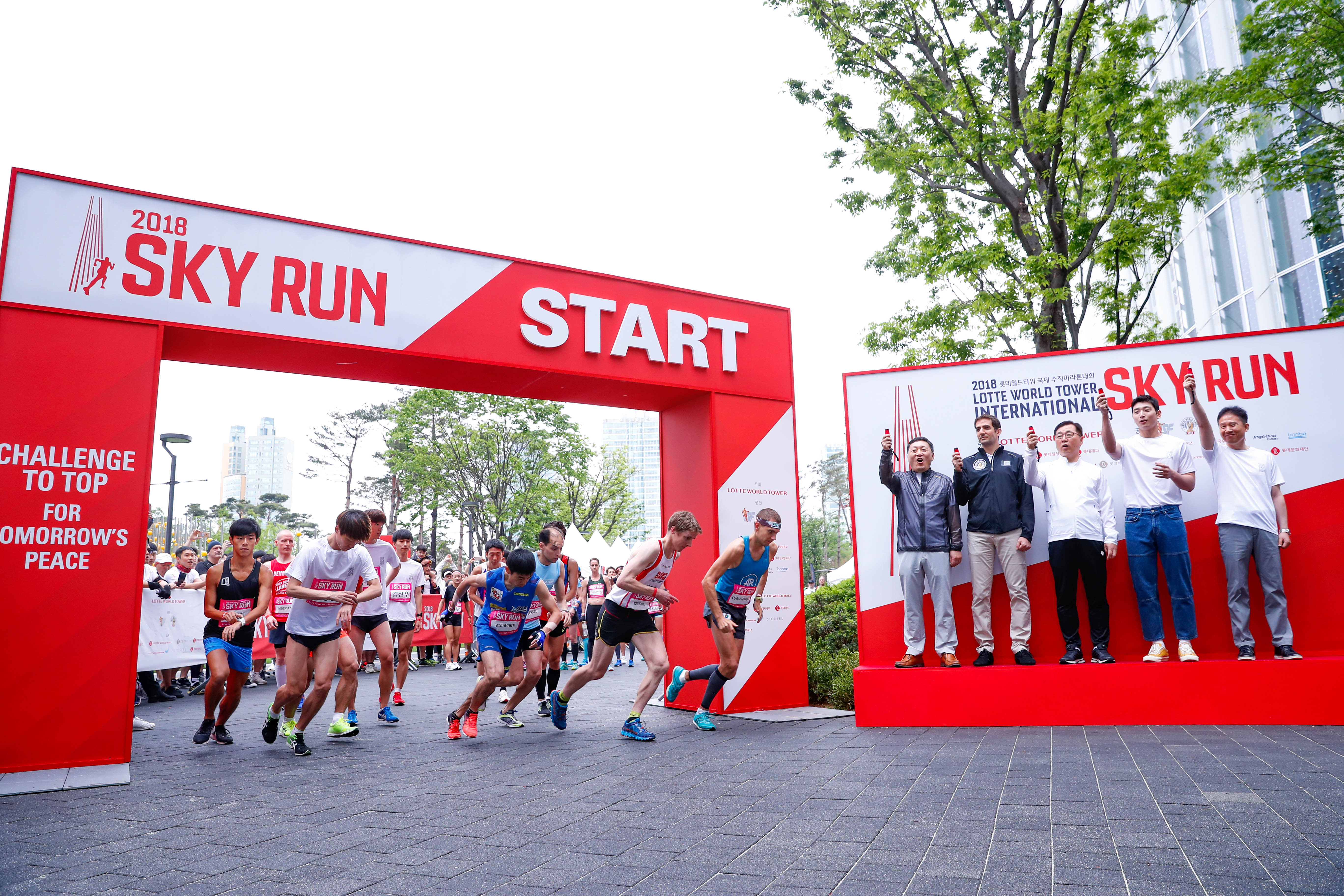 韩国首尔举行国际垂直马拉松比赛(1)