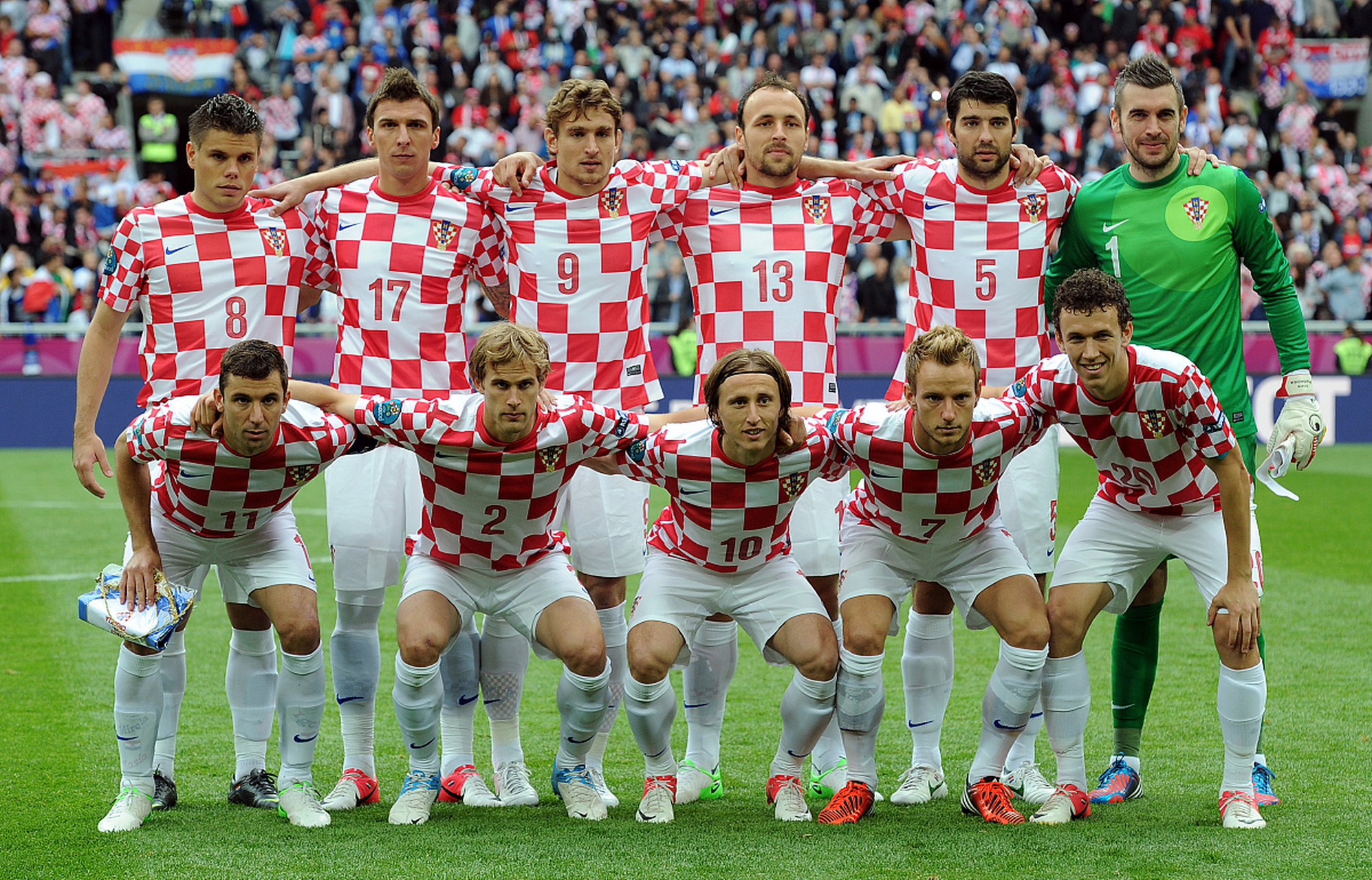 在前南斯拉夫国家挑选运动员组成国家队能夺得男篮,男足世界杯吗?