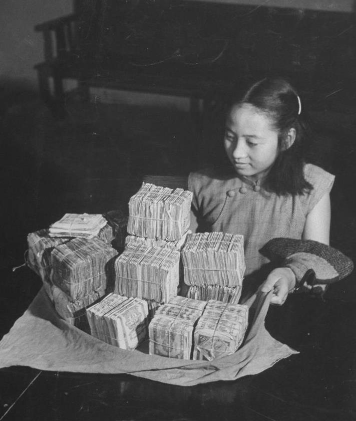 民国高清老照片:外国男女坐黄包车,两个孤儿相依为命好可怜