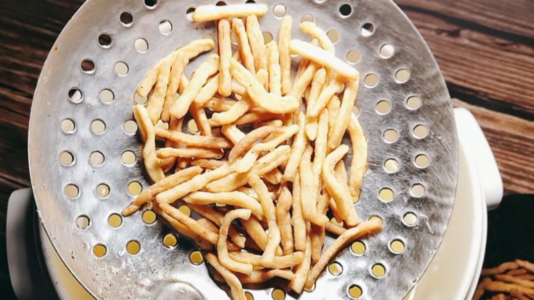 自制90后童年记忆零食咪咪虾条,只需简单两步,比超市卖得还好吃