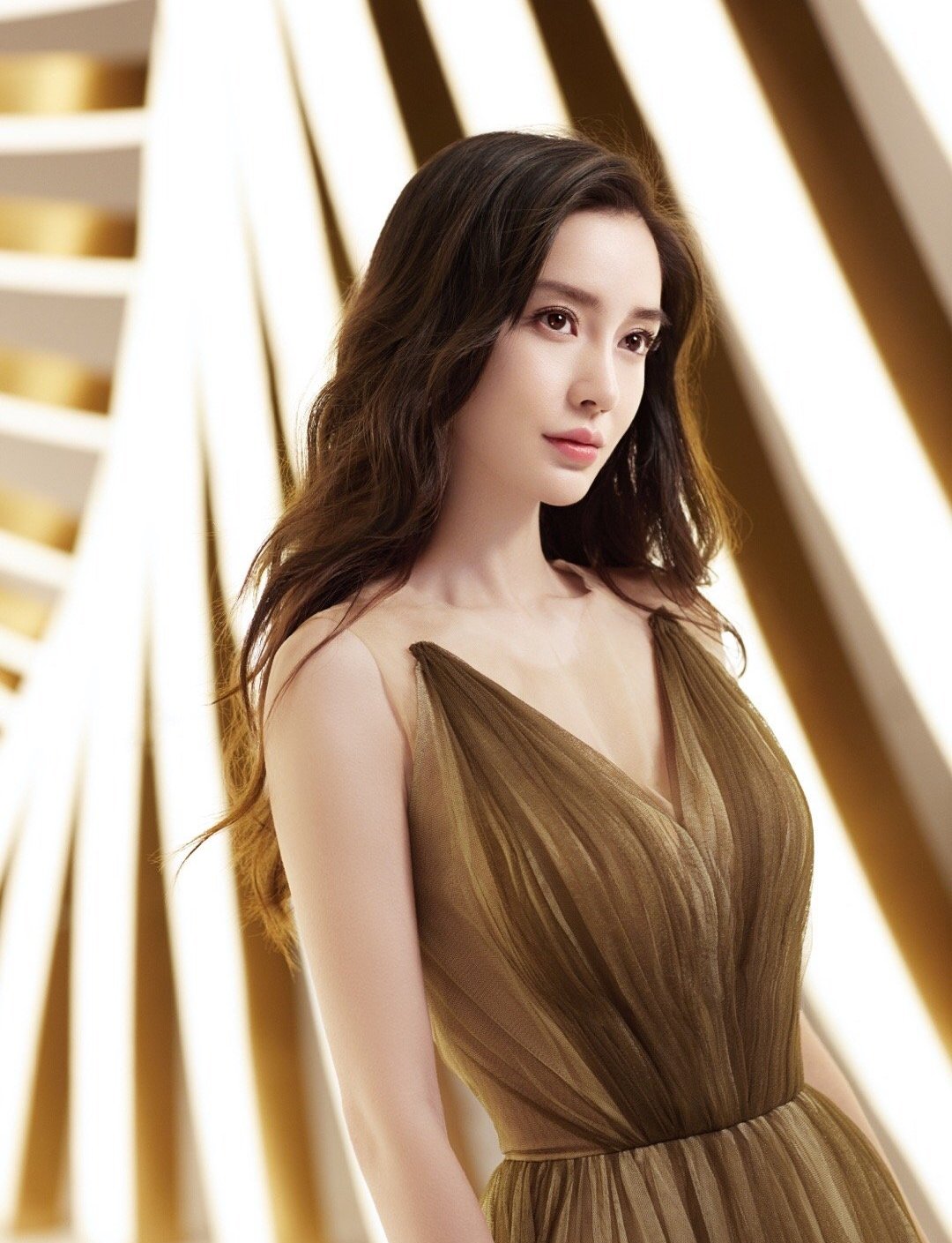 angelababy当妈后越来越性感,两度挑战深v礼裙,女人味爆棚!