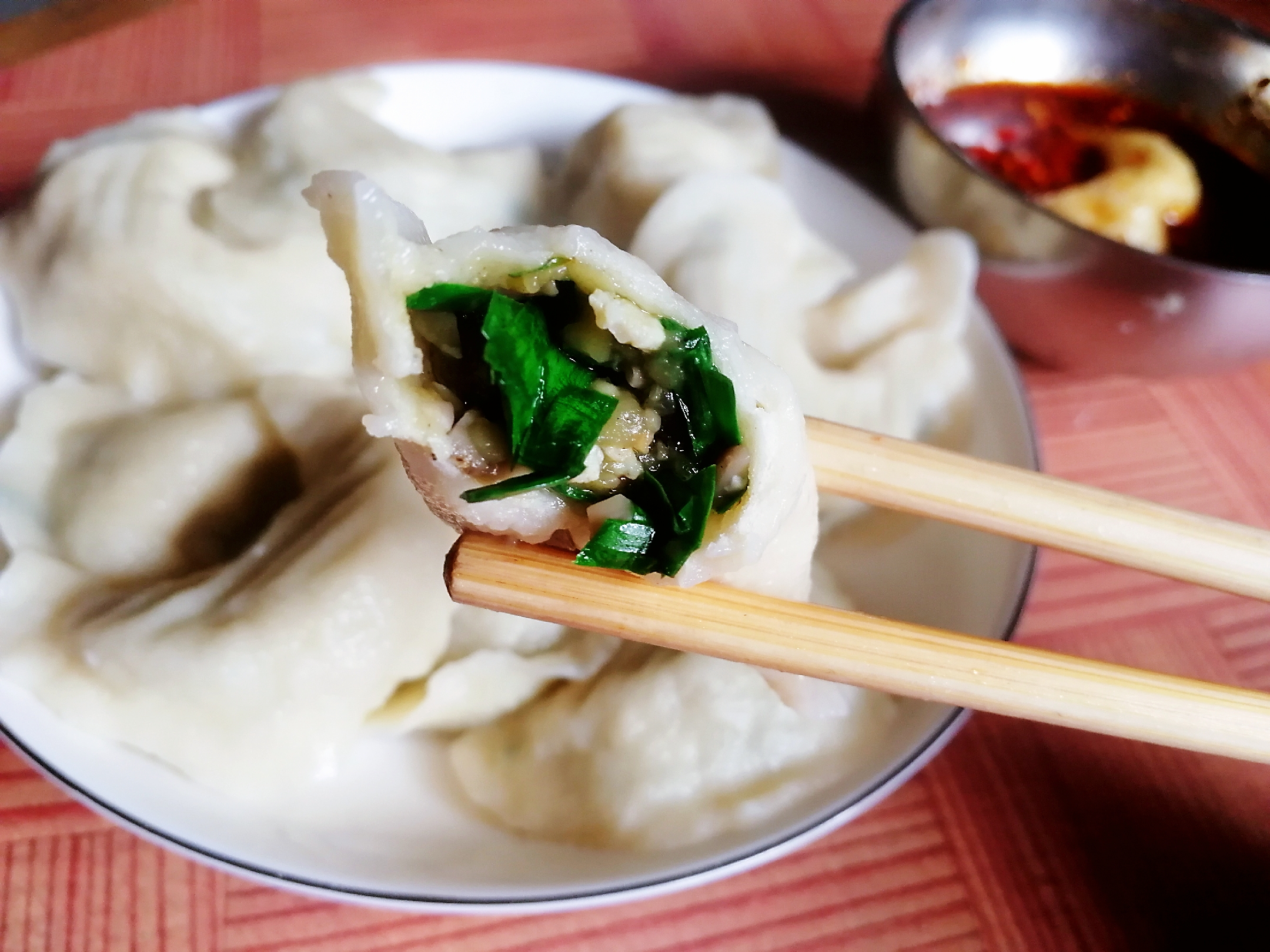 天气渐冷饺子成为餐桌的新宠儿,这种素馅的饺子多加一物比肉都香