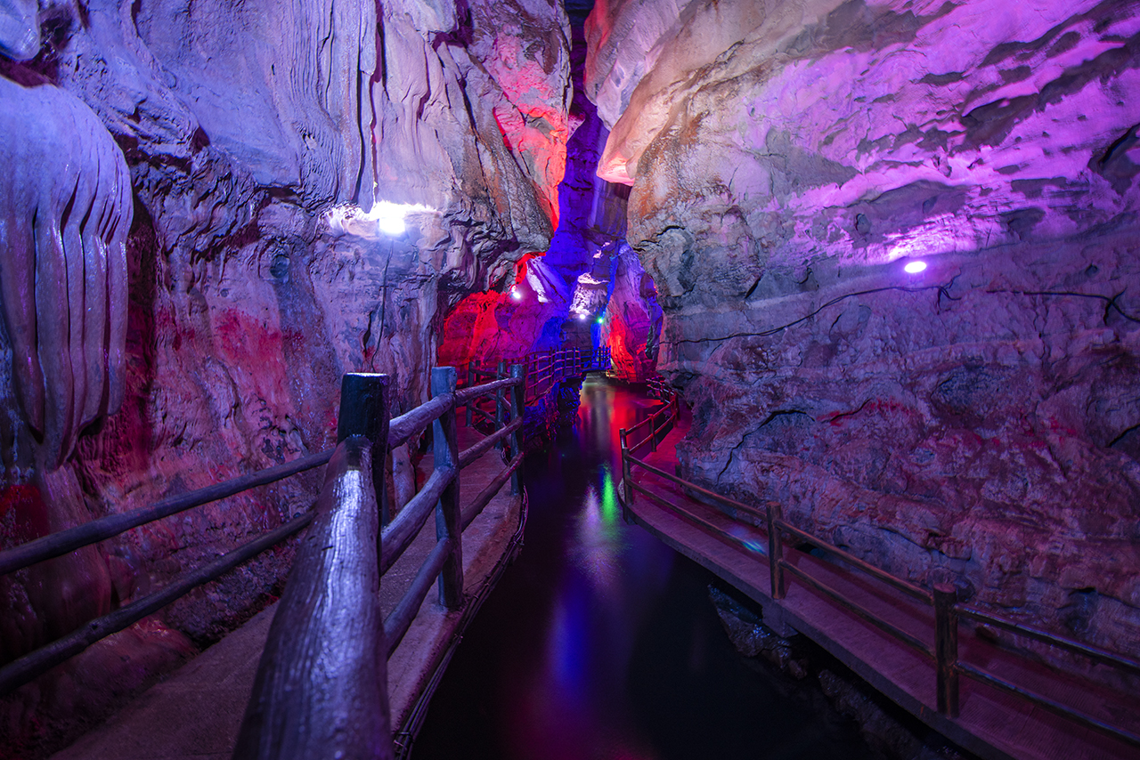 这里的洞穴奇景尤为罕见,被誉为"地下地质博物馆"