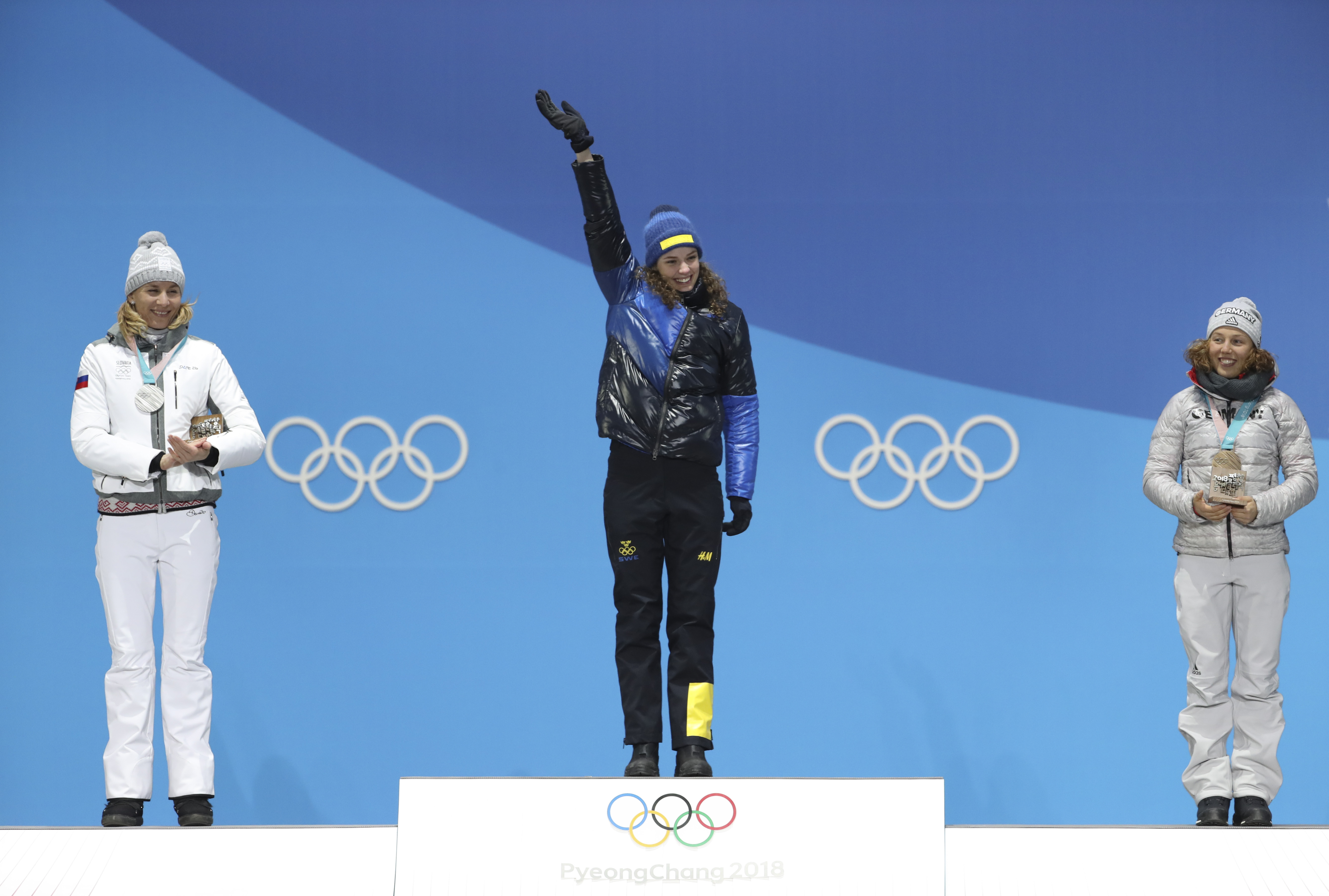 (冬奥会·领奖台)(1)冬季两项——女子15公里个人比赛颁奖仪式