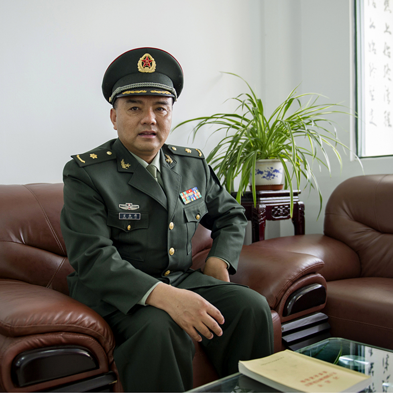 我们办公室迎来了一位姓张的军转干部,他在部队担任过营职军事主官.