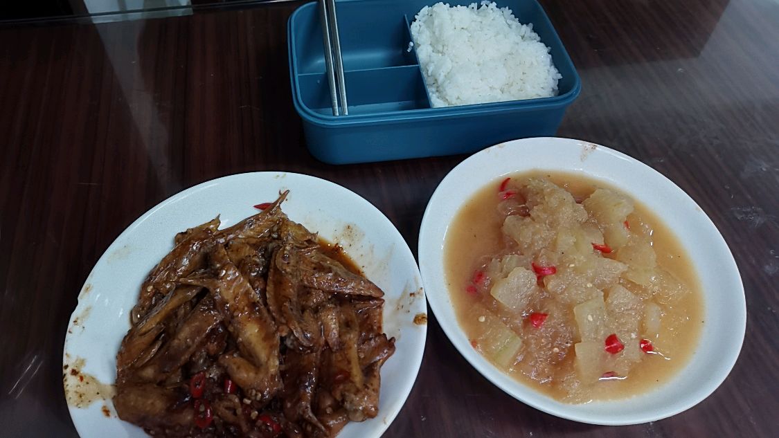 午餐要荤素搭配,小伙上班带饭,做一道红烧鸡尖和红烧冬瓜