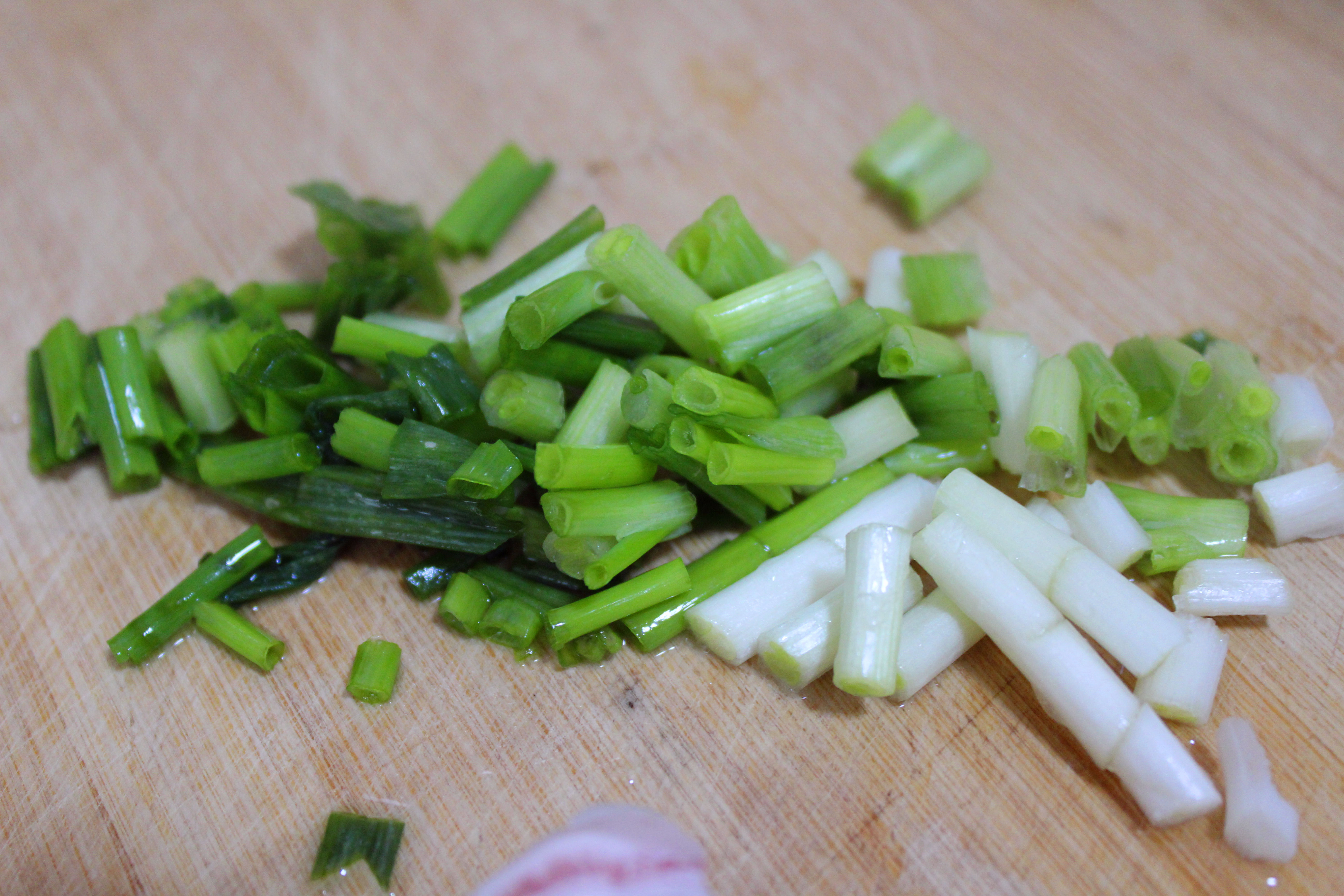 香葱切段,也可以是大葱.