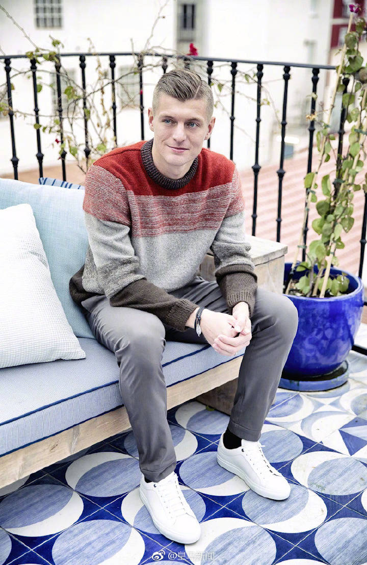 "金发碧眼"的克罗斯在场下换上便装,还是十分的帅气的!