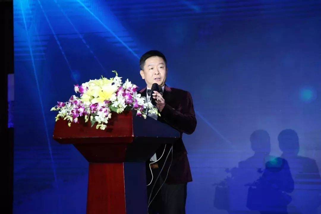 黄金湾投资集团董事长申威荣获地产华表奖"中国房地产功勋人物"大奖