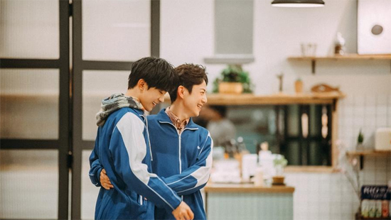 《朋友请听好》何炅易烊千玺校服合照满满少年感