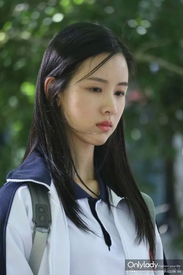 《鸣鸿传》中她饰演女主角王诗诗,更是一人分饰两面,白天是龙华第一